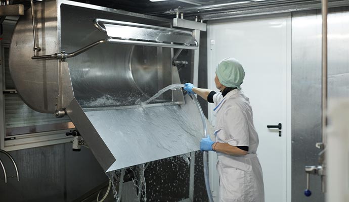 worker washing curdling machine